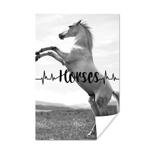 MuchoWow® Poster Pferde Zitat 'Horses' und ein tänzelndes weißes Pferd - schwarz und weiß 120x180 cm - Kunstposter
