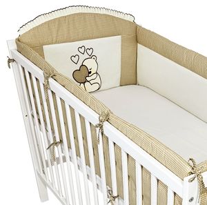 Babybett Nestchen & Bettumrandung WALLES für Bettchen in Größe 70x140 aus 100% Baumwolle bestickt mit einem Teddybär mit Herz Dunkelbeige