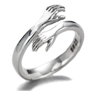 INF Objímací prsten s objímajícíma rukama stříbrné barvy 1-balení