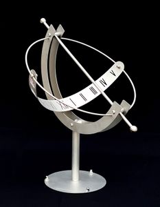 DanDiBo Slnečné hodiny z nehrdzavejúcej ocele pre záhradu 70 cm nerezové 96207 so stĺpikom zarovnateľné záhradné hodiny odolné voči poveternostným vplyvom moderné kovové