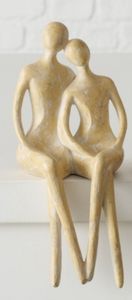 Kunstvoller Kantensitzer als Themen Figur, Skulptur als liebevolles Paar, „ LEAN ON “ , Kunststein in Creme matt verwaschen, durch wundervolles Design in Szene gesetzt, 22 x 9 x 8 cm