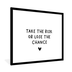 Poster mit Rahmen - Englisches Zitat "Take the risk or lose the chance" mit einem Herz auf weißem Hintergrund - 40x40 cm - Poster mit zchwarzem Bilderrahmen
