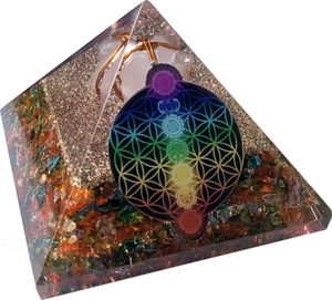 CHONIT Orgonit Pyramide, Chakra-Mix gold mit Symbol Blume des Lebens, EMF-Schutz gegen Strahlung, klein mit Bergkristall als Deko für zu Hause