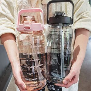 2St Trinkflasche 2L Sportflasche Wasserflasche Getränkeflasche Trinkflasche mit Strohhalm, Zeitmarkierung Transparent Wasserbecher mit großer Kapazität (Rosa & Schwarz)