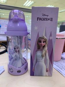 Kinder Sommer Cartoon Frozen Elsa Flip-Top Wasser flasche mit Strohhalm Schnabeldeckel Mädchen Jungen Outdoor Tragbare Sling Kunststoff Wasserbecher Lila