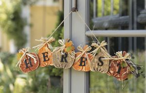 Dekohänger "Herbst" aus Holz, Kürbisse mit Blättern und Schriftzug, Schild, Türdeko, Fensterdeko, Herbstdeko