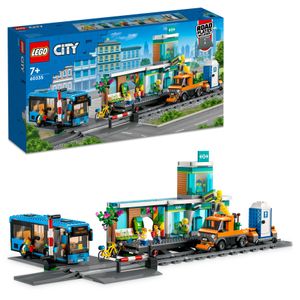 LEGO 60335 City Bahnhof, Spielzeug mit Schienen-LKW, Straßenplatte, Schienensegmenten und Minifiguren, Geschenk Set
