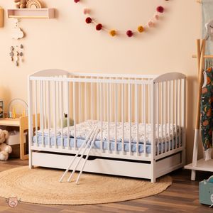 Alcube® Mitwachsendes Babybett 60 x 120 cm mit Schublade Gitterbett 120x60 Kiefernholz zum Kinderbett umbaubar in Weiß