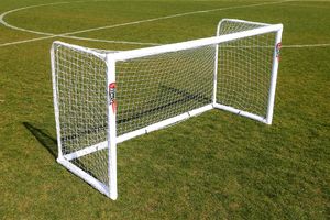 Futbalová bránka s rozmermi 2,4 x 1,8 m - ideálna na kopanie do lopty po záhrade