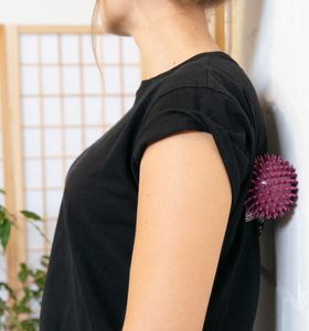 Navaris 2x Igelball mit Noppen - 2er Set Igel Ball Massageball - Massage für Hand Fuß Rücken Balance - Fitness Noppenball Ø 8cm medium und hart