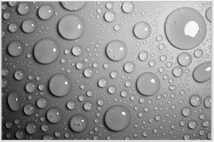 Wallario Wandbild Wassertropfen in schwarz weiß, Größe: 61 x 91,50 cm, Poster mit weißem Aluminiumrahmen