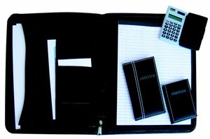 Dokumentenmappe mit Adressbuch, Taschenrechner und Notizbuch