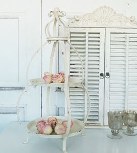 Zauberhafte Etagere mit Krone im antiqueweiß Shabby Chic