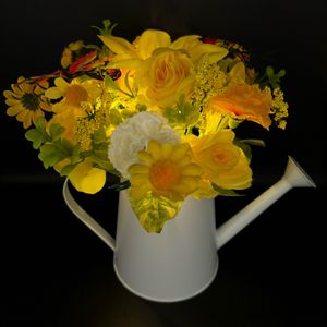 Deko Gießkanne mit künstlichen Blumen, LED Lichterkette und Timer - Deko aus Rosen, Lilien, Nelken und 2 Schmetterlingen - Gelb