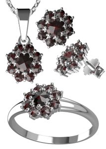 Sada stříbrných šperků s rozsypaným přírodním českým granátem