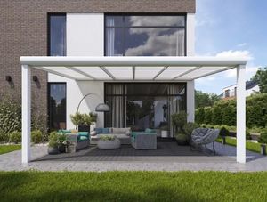 Elegante 600x250 Terrassenüberdachung mit Verstecktem Regenwasserablauf