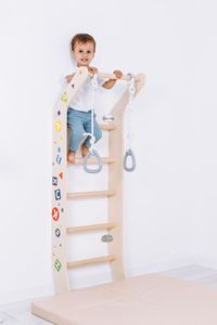 Sprossenwand Kinderzimmer aus holz Mini Color und Gymnastikringe | Kletterwand Kinder Indoor
