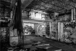 Wallario selbstklebendes Poster - Alte verlassene Fabrik in schwarz weiß mit Graffiti, Größe: 61 x 91,50 cm