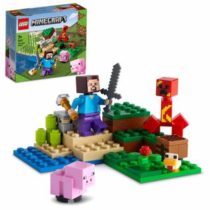 LEGO 21177 Minecraft Der Hinterhalt des Creeper, Spielzeugset mit Steve, Schweinchen- und Kükenfiguren, Kinderspielzeug ab 7 Jahren mit Minifiguren