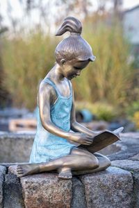 Bronze Figur Lesendes Mädchen groß