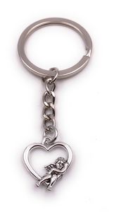 Onwomania Schlüsselanhänger Engel im Herz Himmelswesen silber Anhänger Keychain