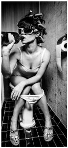 Türtapete Türposter Kloparty - Sexy Frau auf Toilette mit Weinflasche - Größe: 93 x 205 cm