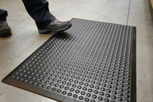 Wykładzina podłogowa w miejscu pracy Gotowa mata L900xW600xS14mm czarna guma SBR COBA