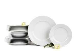 Konsimo AMELIA BÍLÁ KRAJKA Jídelní set pro 6 osob (18 ks) Bílá porcelánová krajka 19 cm / 26 cm / 23 cm Elegantní jídelna