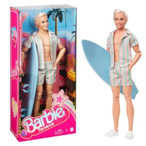 ​Ken-Puppe zum Barbie-Spielfilm mit gestreiftem Strand-Outfit in Pastellrosa und Grün, Surfbrett und weißen Turnschuhen