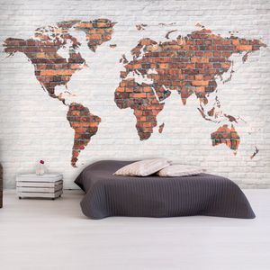 Vliesová Fototapeta - Mapa světa: Cihlová zeď 350x245cm mapy vlies 120g/m2   do ložnice a obýváku digitální UV tisk s vysokým rozlišením šedá, oranžová, bílá UV stabilní barvy vlísové tapety na zeď fototapety