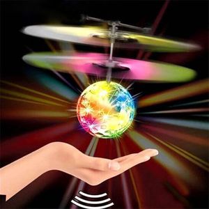 2 Stück Induktion Fliegend Schwimmend Ball Mini Leuchtkristall Diamantkugel Kinderspielzeug, buntes Licht
