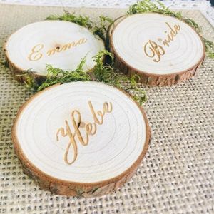 Personalisierte Tischkarten aus Holz für die Hochzeit – individuelle Namensschilder für eine elegante Tischdekoration