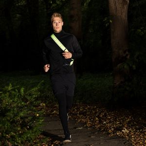 Navaris Reflektorband Reflektorgurt Schärpe - Band für Spaziergänge Laufen - Reflektor mit Tasche und Karabinerhaken für Männer und Frauen - Gelb Navaris Reflektorband Reflektorgurt Schärpe - Band für Spaziergänge Laufen - Reflektor mit Tasche und Karabinerhaken für Männer und Frauen - Gelb