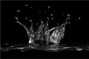 Wallario Poster - Aufspritzendes Wasser Schwarz-Weiß, Kunstdruck Größe: 61 x 91,50 cm