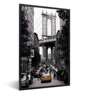 MuchoWow® Gerahmtes Poster Schwarz-Weiß-Foto mit einem gelben Taxi in der amerikanischen Stadt New York 20x30 cm - Poster mit Schwarzem Bilderrahmen Wandposter Rahmen Foto Bilder - Drucken - Bilder Poster im Rahmen