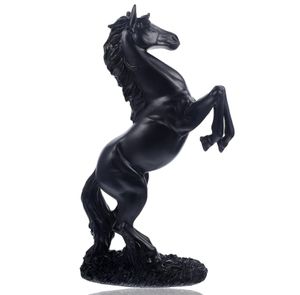 Stojaci kôň na podstavci - socha z umelej živice do domácnosti - socha koňa v čiernej farbe - stolová dekorácia s podstavcom - elegantná figúrka koňa ako dekorácia do obývačky, kancelárie - stolová dekorácia dekoratívna figúrka koňa