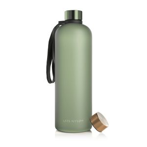 LARS NYSØM Trinkflasche 1,5l | Ultraleichte Tritan Sport Flasche, Kohlensäure geeignet | Ideal für Sport, Büro, Yoga | 2 Deckel inkludiert 1500ml Sage