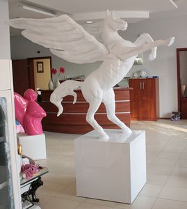 Casa Padrino Luxus Dekofigur Pegasus Pferd Weiß 192 x H. 200 cm - Wetterbeständige Gartendeko Skulptur - Hotel & Restaurant Deko