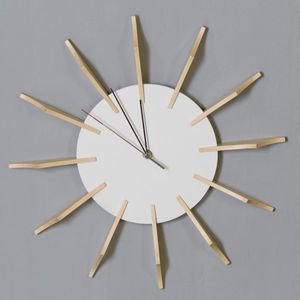 Uhr Carve Wanduhr mit silberbenen Zeigern und Holzelementen