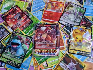 Pokemon Kartenpaket mit 50 Karten und einer V Karte + Tobostop Toploader Boosterfrisch Geschenkset Starterset Deutsch