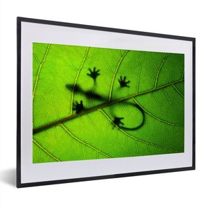 Poster mit Rahmen - Gecko auf grünem Blatt - 40x30 cm - Poster mit zchwarzem Bilderrahmen