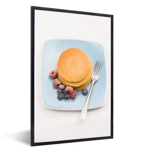 Poster mit Rahmen - Ein kleiner Teller mit einem kleinen Pfannkuchen - 80x120 cm - Poster mit zchwarzem Bilderrahmen