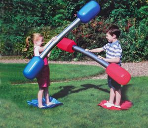 Gladiator Duell Spiel für Kinder, aufblasbare Gladiator-Schläger mit Standmatte in rot und blau, Outdoor Spielset inkl. Reparaturflicken