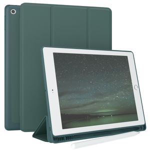 EAZY CASE Smartcase mit Touchpen Halterung kompatibel mit Apple iPad 2018 / 2017 (6./5. Gen.) Tablet Hülle mit Standfunktion, Schutzhülle, Klapphülle, Nacht Grün