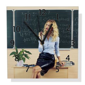 Wallario Design Wanduhr Sexy blonde Lehrerin in Schule vor Tafel mit langen Beinen und Brille aus Aluverbund, Größe 30 x 30 cm