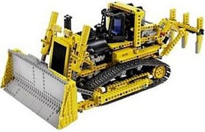 LEGO 8275 Motorized Bulldozer  LEGO Thema: LEGO Technic, Anzahl Anleitungen: 3, Veröffentlicht in: 2007, Verpackungsmaße (lxbxh): 65.2 x 48 x 9.6 cm, Altersberatung: 11+, Zahl: 8275-1, UPC: 673419091688, Gewicht: 2.885 KG, Anzahl Teile: 1382, EAN: 5702014500068