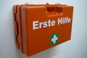 Erste-Hilfe-Koffer M5 QUICK für Betriebe DIN/EN 13157 - KOMPLETTPAKET- inkl. Notfallbeatmungshilfe + Antisept-Hygiene-Spray + Sprühpflaster