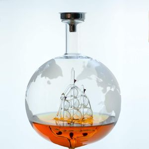 Whisky Karaffe Globus: gravierte Whiskey Karaffe Glas mit Weltkarte und Segelschiff im Inneren – Dekanter Flasche 850 ml – Whiskey Geschenke für Männer