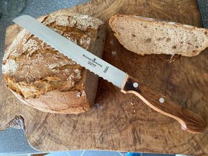Brotmesser mit Griff aus Olivenholz