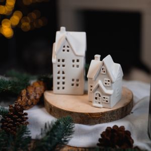 Keramik LED Haus - weiß glänzend - 7 x 11,5 x 7 cm - Lichthaus